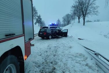 Samochód wpadł w poślizg. Jedna osoba zakleszczona w aucie