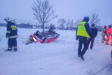 Samochód wpadł w poślizg. Trzy osoby zabrano do szpitala