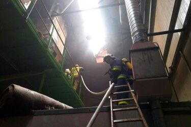 Pożar w Narwi. Pali się hala produkcyjna Pronaru