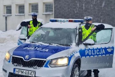 Kobieta wjechała w wielką zaspę. Wiozła męża do szpitala
