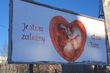 Płód w sercu z napisem "jestem zależny". Kto stoi za antyaborcyjną akcją?