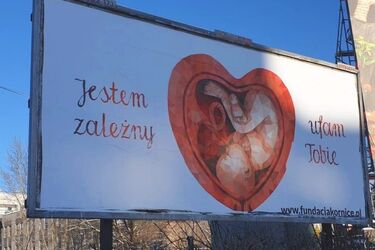 Płód w sercu z napisem "jestem zależny". Kto stoi za antyaborcyjną akcją?
