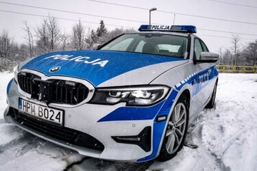 Samochodem podróżowało 13 osób. Na dodatek jechali za szybko