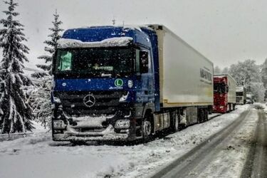 Ciężarówki nie mogą podjeżdżać pod wzniesienia. Zablokowane drogi