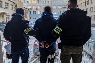 Napaść na os. Mickiewicza. Złodziej zaatakował na klatce schodowej
