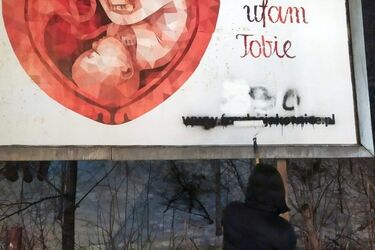 Lewica niszy, prawica naprawia? Zamazano napisy na billboardach akcji anty-aborcyjnej