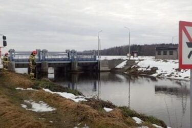 Strażacy patrolują rzeki. Przygotowują się na podtopienia