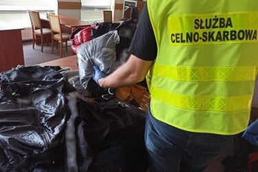 Fałszywki w sklepie i kurierskiej sortowni. Potwierdziła to ekspertyza