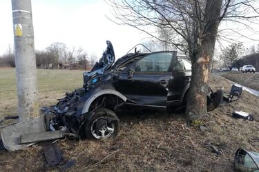 Tragiczny wypadek w regionie. Zginęła po uderzeniu autem w słup