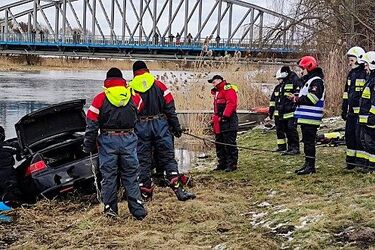 35-latek wjechał hondą do Narwi. Po 2 dniach poszukiwań odnaleziono auto [ZDJĘCIA, WIDEO]