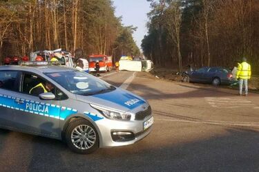 DK63. Zderzyły się bus i osobówka