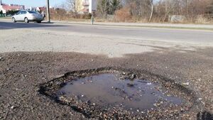 Pozimowe dziury w białostockich drogach. Gdzie jest ich najwięcej? Ile kosztuje naprawa?