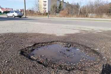 Pozimowe dziury w białostockich drogach. Gdzie jest ich najwięcej? Ile kosztuje naprawa?