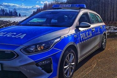 Zjechał na przeciwległy pas ruchu, wjechał na chodnik i uderzył w słupy energetyczne