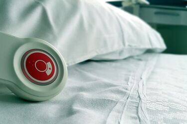 Maleńka dziewczynka była poparzona. Pod eskortą policji dotarła do szpitala