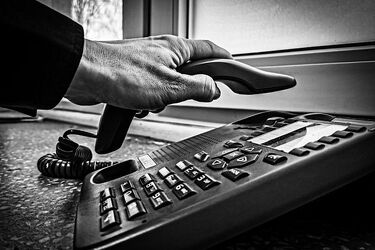 Małżeństwo z Białegostoku padło ofiarą oszustów. Seniorzy stracili kilkadziesiąt tysięcy