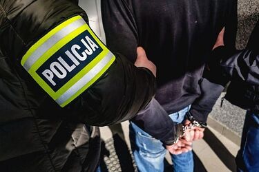Pościg za recydywistą. Chciał ukraść katalizator z zaparkowanego auta