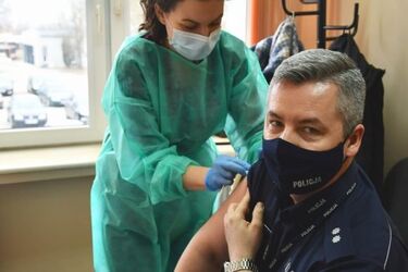 Służby mundurowe zaczęły szczepienia przeciw COVID-19