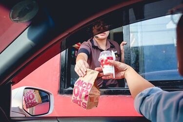 Ruch w fast foodach spadł w kraju o ponad 40%. Najbardziej w Podlaskiem