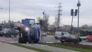Ul. Branickiego/Miłosza. Doszło do zderzenia dwóch aut [ZDJĘCIA]