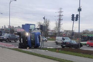 Ul. Branickiego/Miłosza. Doszło do zderzenia dwóch aut [ZDJĘCIA]
