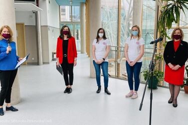 Nauki ścisłe zdominowane przez mężczyzn? UwB włącza się w akcję "Dziewczyny do ścisłych"
