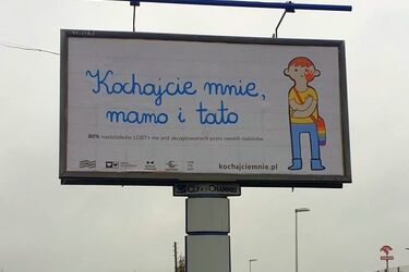 Dzieci LGBT są nieakceptowane przez rodziców? Trwa akcja "Kochajcie mnie, mamo i tato"