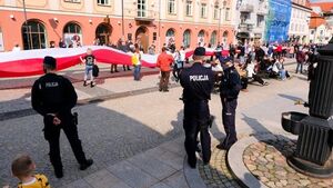 Marsz tzw. antycovidowców w centrum miasta. Bez maseczek, z długą flagą [ZDJĘCIA]