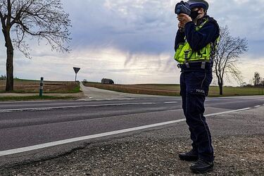 Podsumowanie minionej doby na podlaskich drogach. Posypały się też mandaty za brak masek