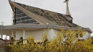 Pożar kościoła św. Kolbego. 54 strażaków walczyło z ogniem, usunięto 400 m2 dachu