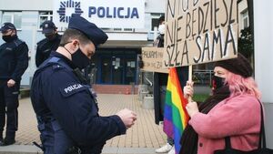 Protest przed komendą policji ws. przesłuchania uczestniczek Strajku Kobiet [ZDJĘCIA]