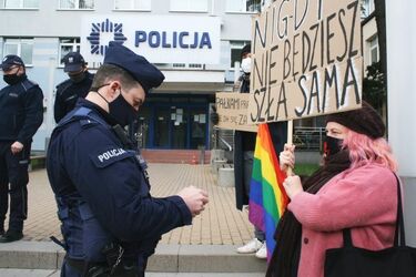 Protest przed komendą policji ws. przesłuchania uczestniczek Strajku Kobiet [ZDJĘCIA]