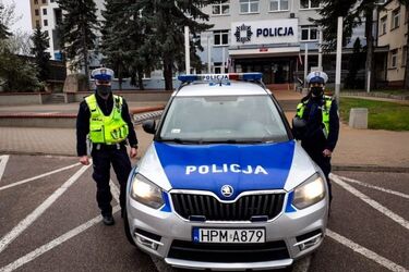 18-latek odciął palec heblarką. Do szpitala eskortowali go policjanci