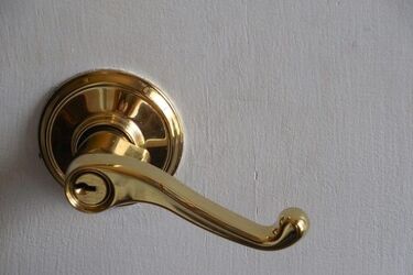 Recydywista wyrąbał toporkiem drzwi do mieszkania