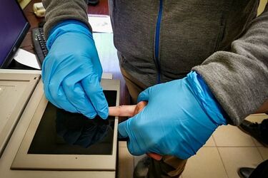18-latek wpadł na gorącym uczynku. Za oszustwa może stracić wolność na lata