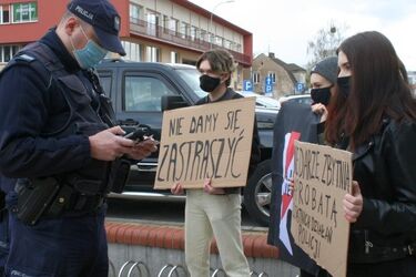 Joanna Senyszyn interweniuje ws. wyrzuconej 17-latki z "Katolika"