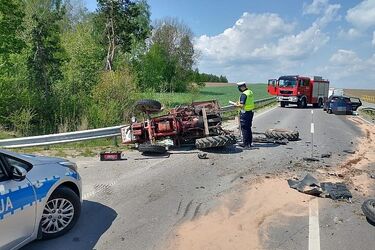Zderzenie osobówki z ciągnikiem rolniczym. Kierowcy trafili do szpitala