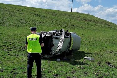 Tym razem groźne dachowanie i wywrotka na rondzie. Kolejne wypadki w regionie