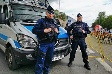 Eskorta na porodówkę. Kobieta mogła nie zdążyć z powodu wyścigu kolarskiego