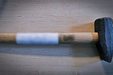 "Odwiedził" sąsiada z młotkiem w ręku. Później zaczął rozwalać mu drzwi