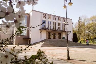 "Scenografia nie powinna rywalizować z aktorem". Zbliża się premiera spektaklu "Bóg mordu"
