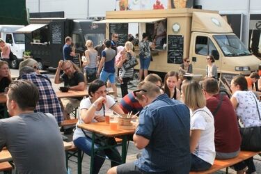 Jedzenie pod chmurką, czyli wiosenny zlot food trucków