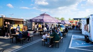 Wiosenny Zlot Food Trucków w Białymstoku. Co można zjeść i za ile? [ZDJĘCIA]