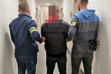 Skakał po nagrobkach i rzucał zniczami
