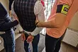 Kradzież w sklepie jubilerskim. Złodziejska para zabrała stojak z biżuterią