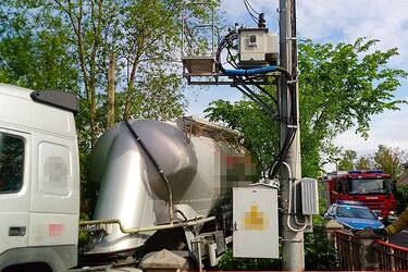 Wypadek w regionie. Kierowca ciężarówki wjechał w ogrodzenie