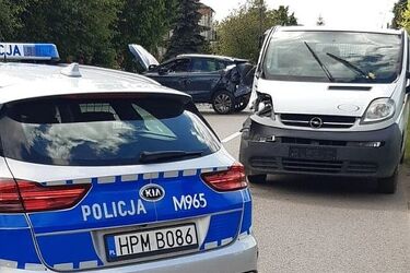Wypadek z udziałem dwóch aut. Jeden z kierowców trafił do szpitala