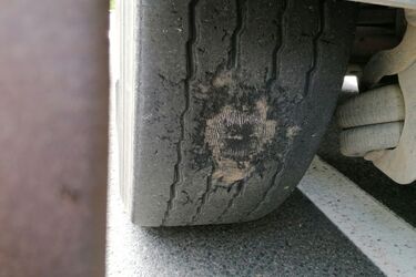 Naczepy m.in. ze złomem i meblami ogrodowymi. Za to bez sprawnych opon i hamulców