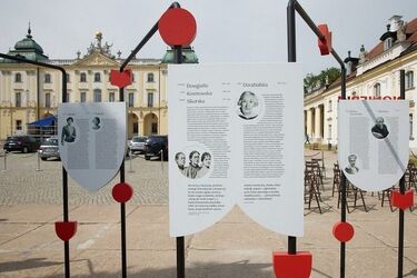 "Pionierki. Kobiety w edukacji i nauce". Wystawa stanęła przed Pałacem Branickich