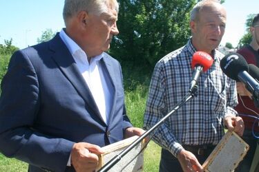 Miodobranie rozpoczęte. Z pasiek miejskich pozyskano pierwszy miód